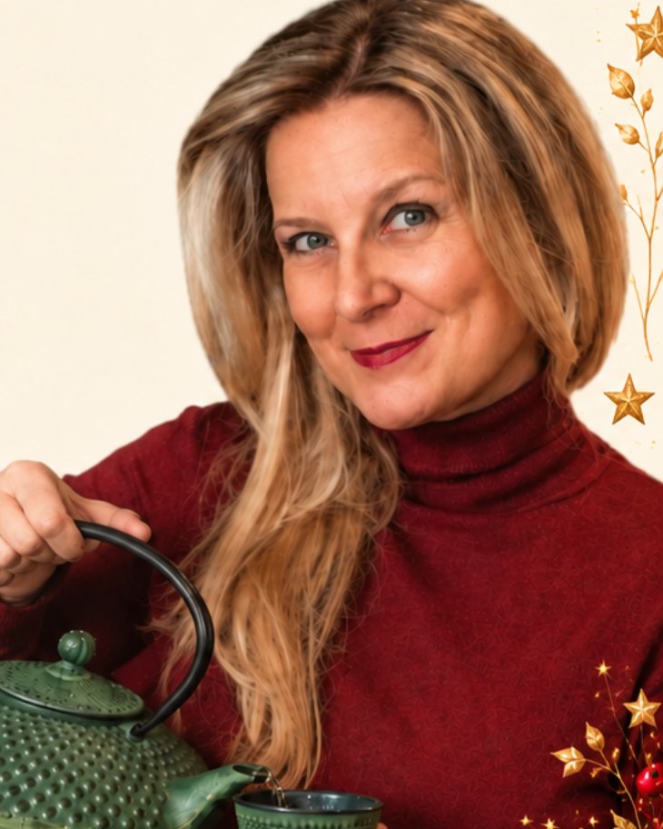 Porträt von Kinga Pesl: Frau mit blondem Haar, die Tee aus einer grünen Eisenkanne in eine Schale gießt.